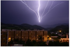 Búrkový blesk, ktorý zasiahol rádiový vysielač na Skalke, v okolí Banskej Bystri